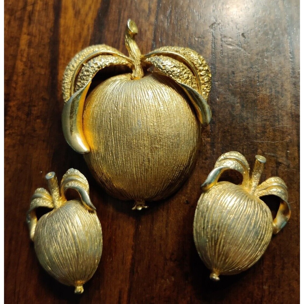 VINTAGE SARAH COVENTRY GOLD TONE APPLE BROOCH PENDANT & CLIP ON EARRINGS Set